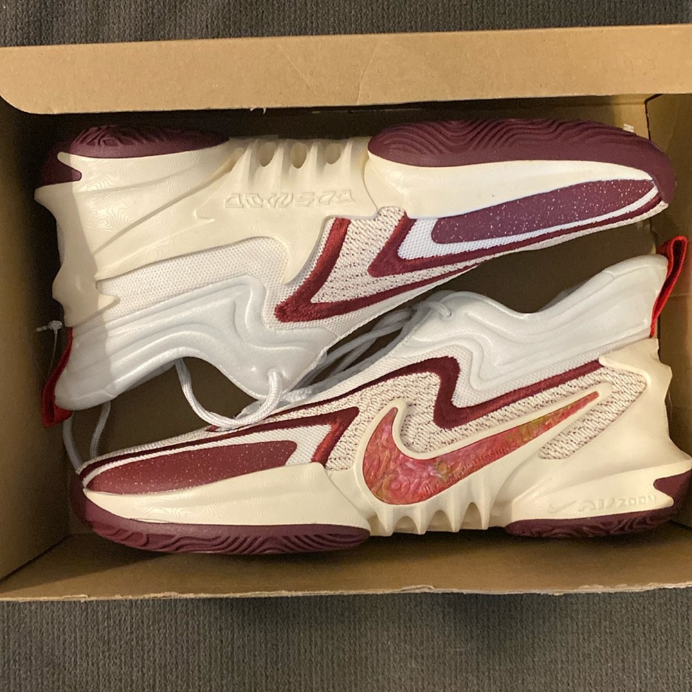 Nike basketball sneakers NWT